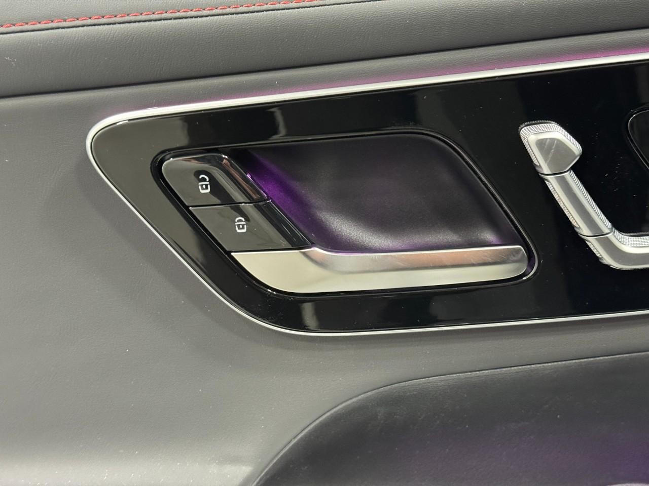 Mercedes-Benz GLC Vehicle Full-screen Gallery Image 23