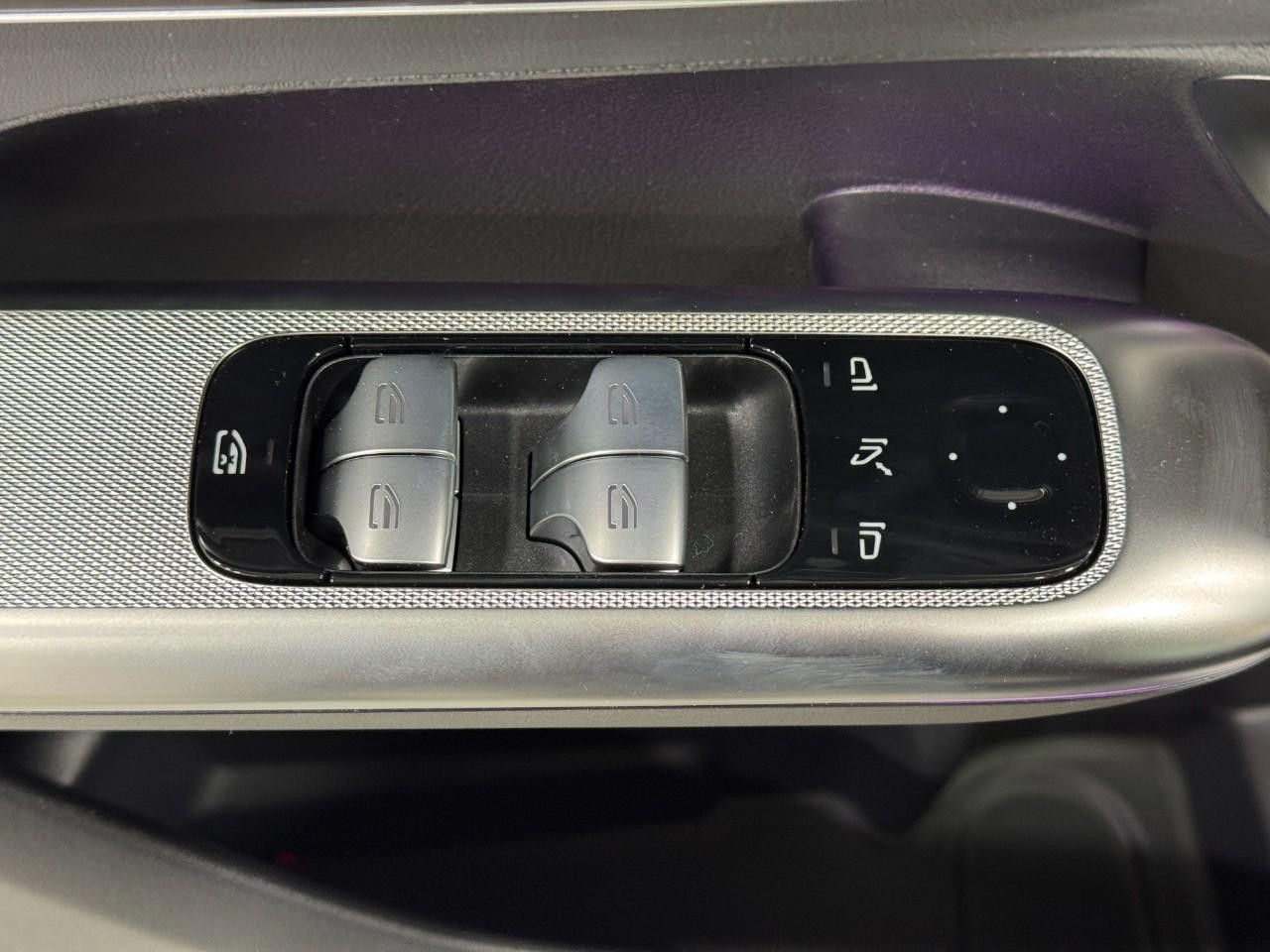 Mercedes-Benz GLC Vehicle Full-screen Gallery Image 24