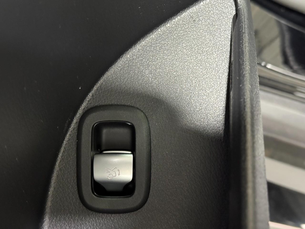 Mercedes-Benz GLC Vehicle Full-screen Gallery Image 26