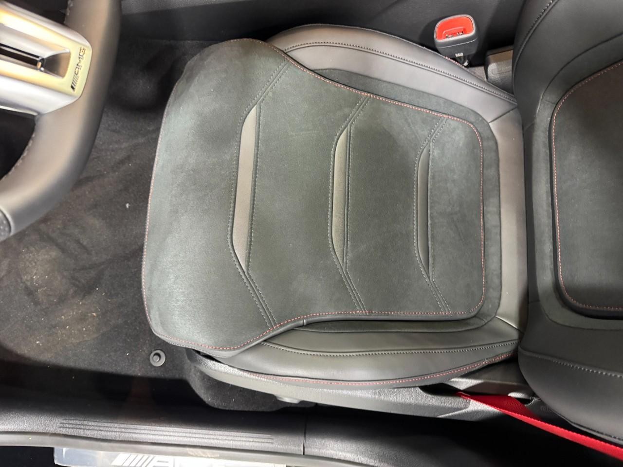 Mercedes-Benz GLC Vehicle Full-screen Gallery Image 28