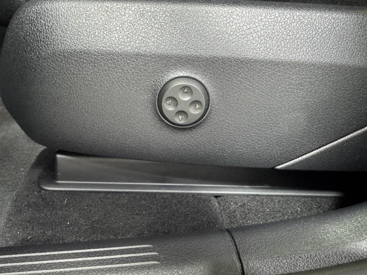 Mercedes-Benz GLC Vehicle Full-screen Gallery Image 29