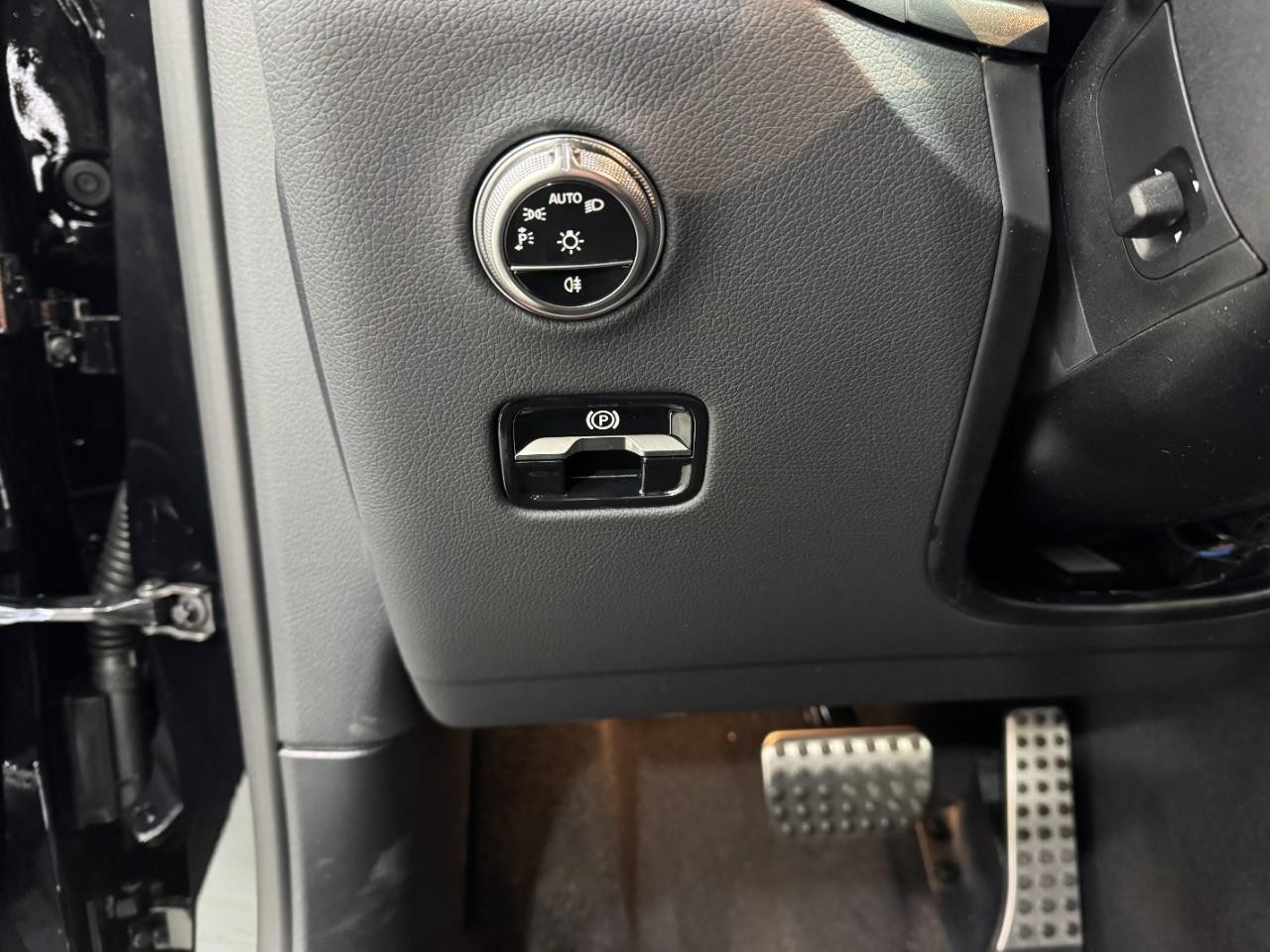 Mercedes-Benz GLC Vehicle Full-screen Gallery Image 30