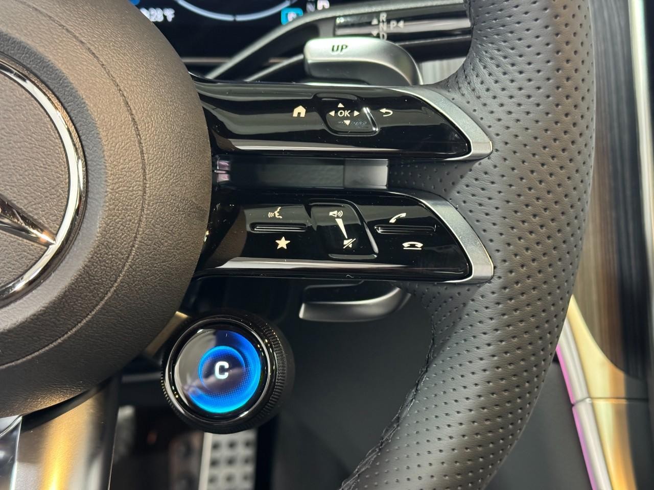 Mercedes-Benz GLC Vehicle Full-screen Gallery Image 32