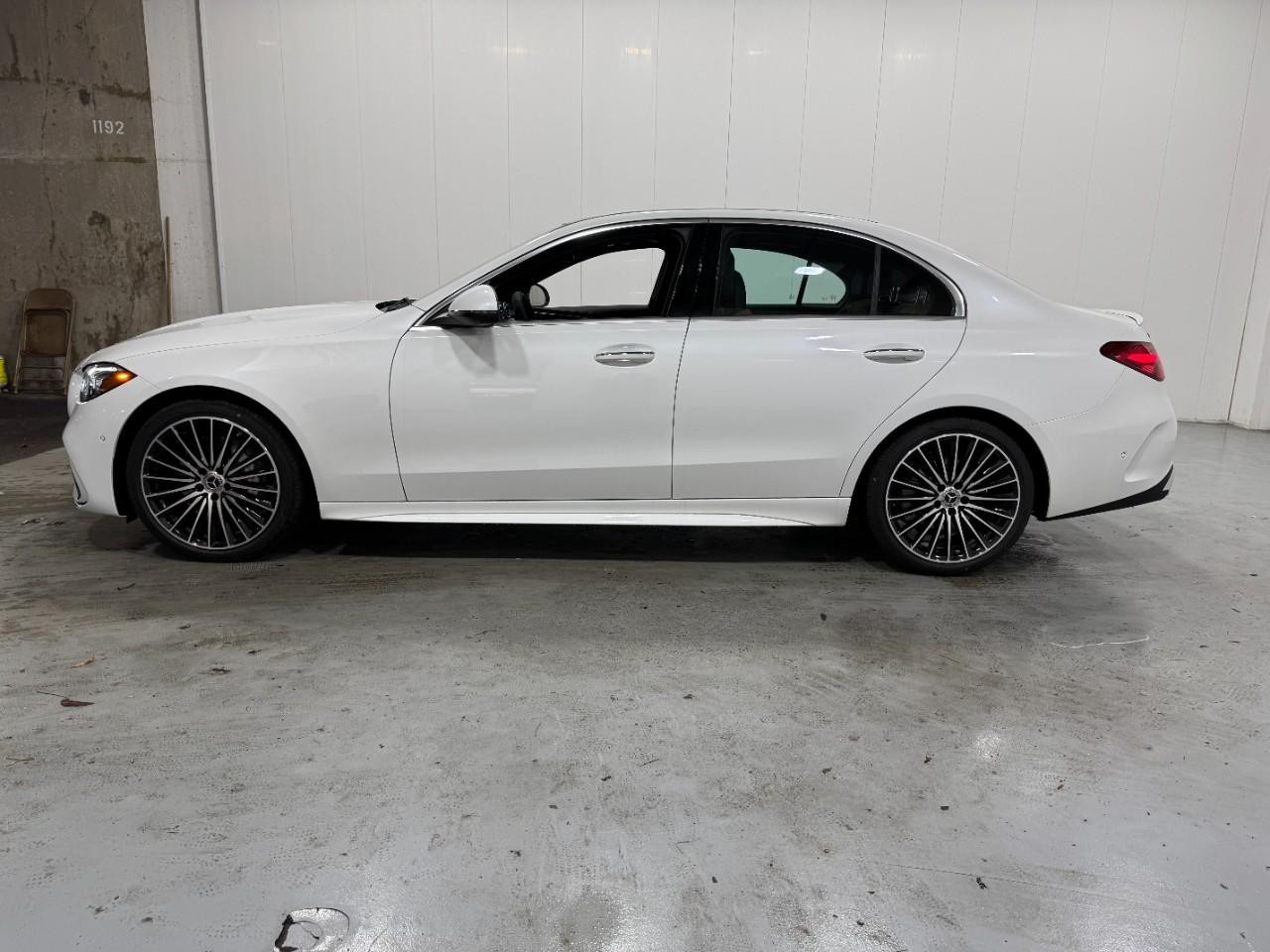 Mercedes-Benz C-Class Vehicle Full-screen Gallery Image 2