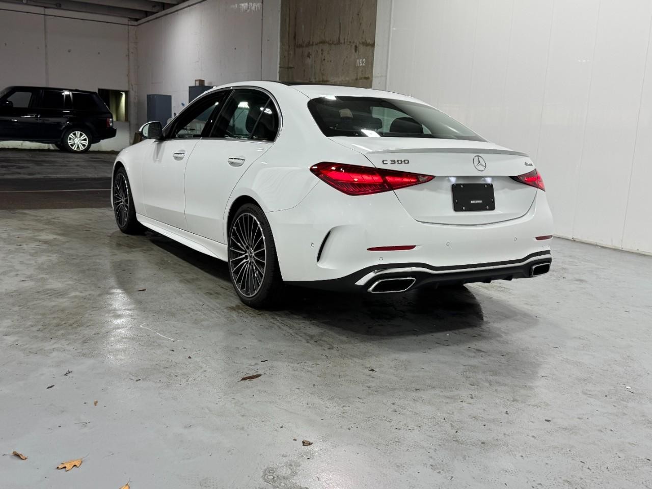 Mercedes-Benz C-Class Vehicle Full-screen Gallery Image 3