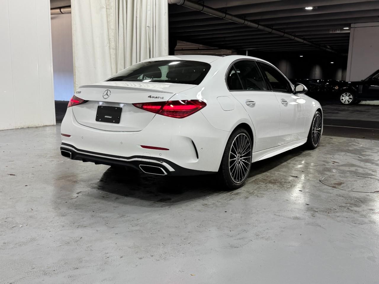 Mercedes-Benz C-Class Vehicle Full-screen Gallery Image 4