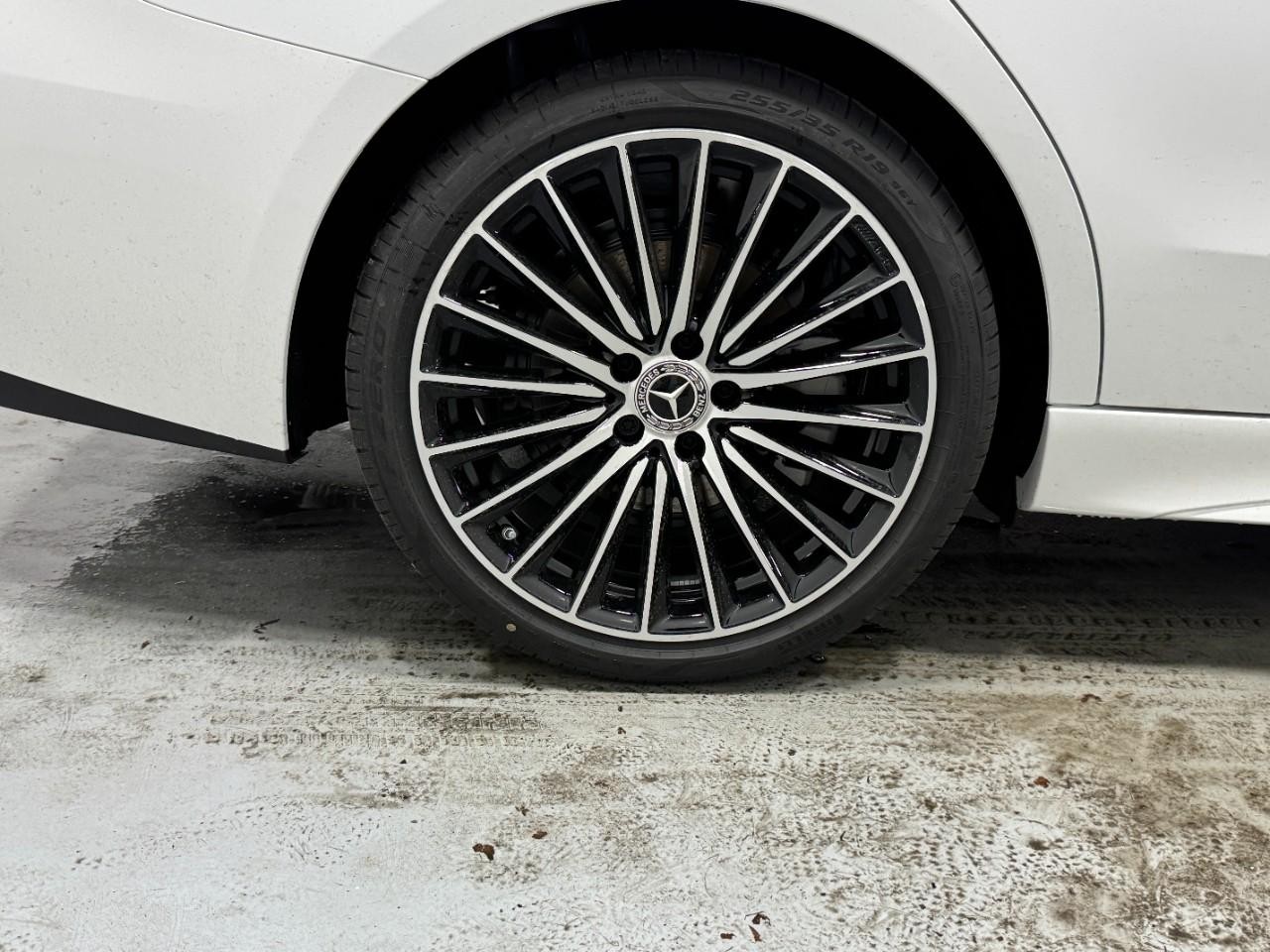 Mercedes-Benz C-Class Vehicle Full-screen Gallery Image 5