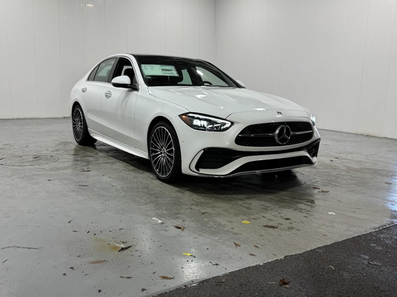 Mercedes-Benz C-Class Vehicle Full-screen Gallery Image 6