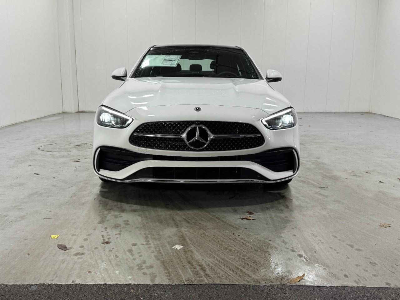 Mercedes-Benz C-Class Vehicle Full-screen Gallery Image 7