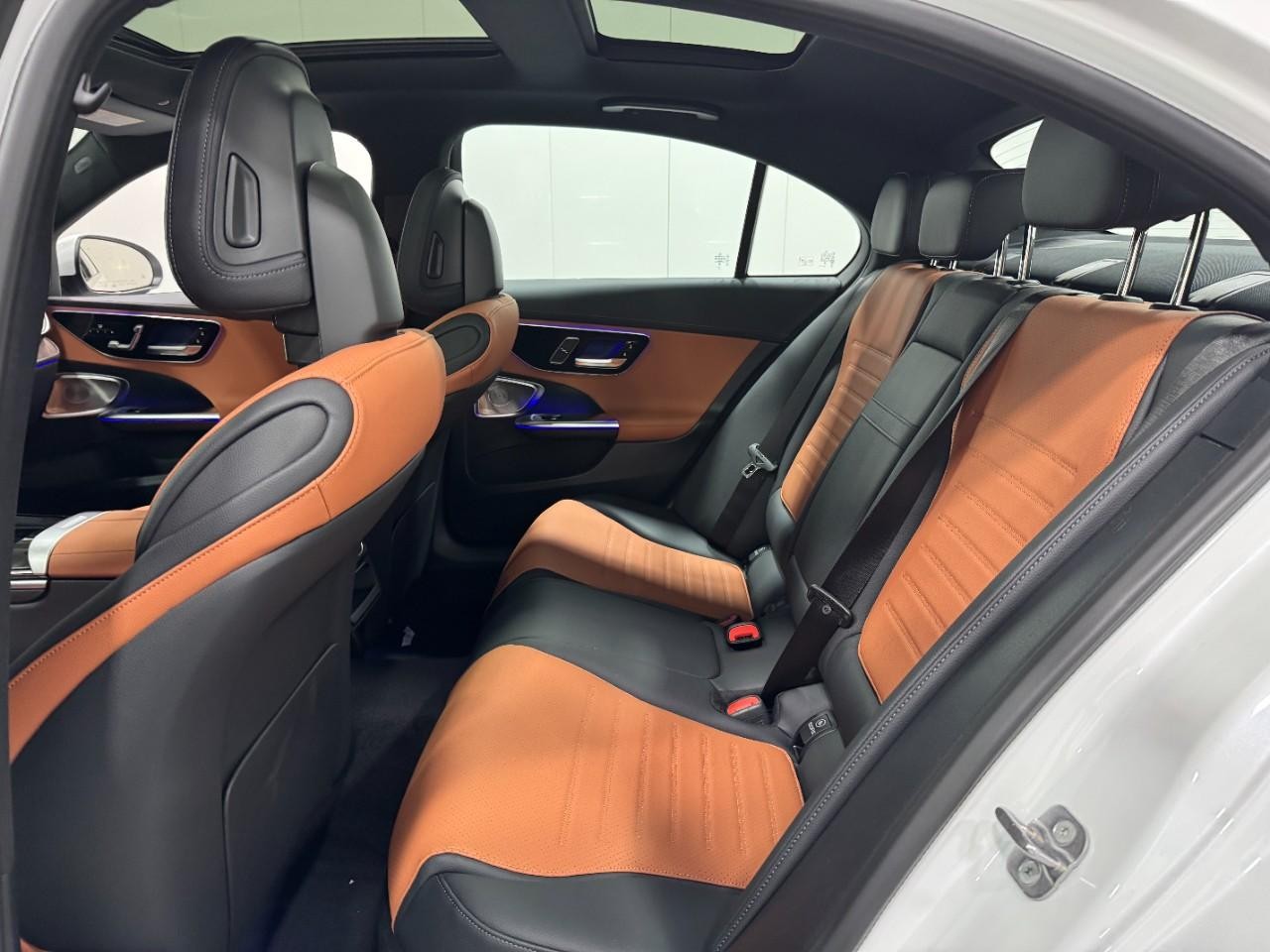 Mercedes-Benz C-Class Vehicle Full-screen Gallery Image 8