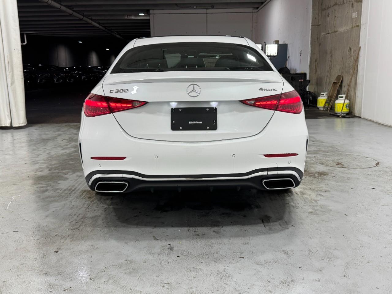 Mercedes-Benz C-Class Vehicle Full-screen Gallery Image 9