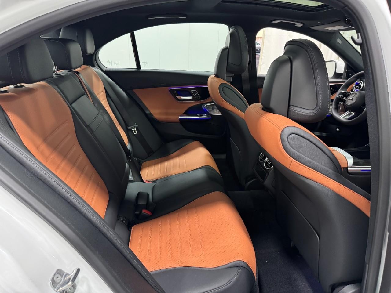 Mercedes-Benz C-Class Vehicle Full-screen Gallery Image 10