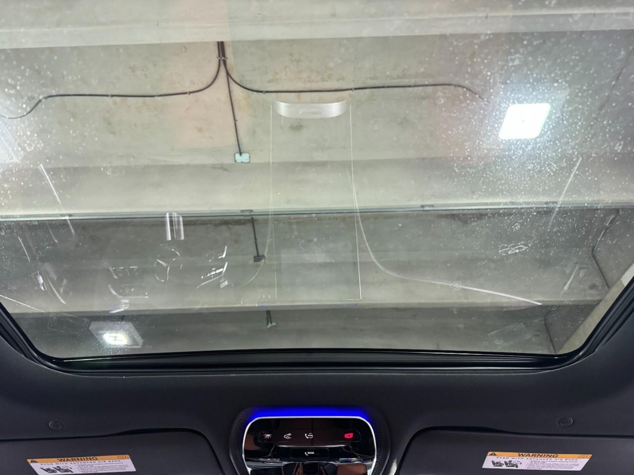 Mercedes-Benz C-Class Vehicle Full-screen Gallery Image 11