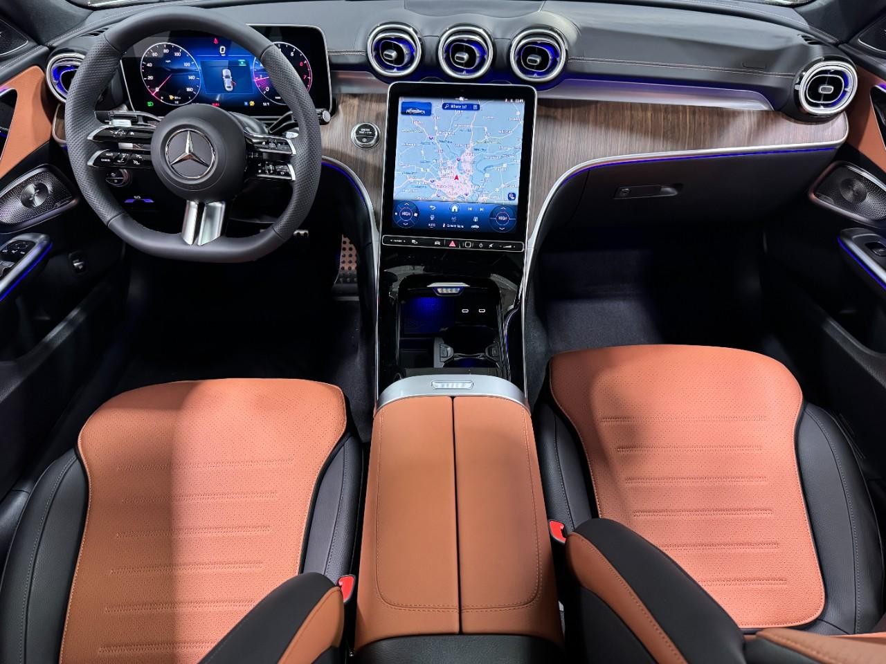 Mercedes-Benz C-Class Vehicle Full-screen Gallery Image 12