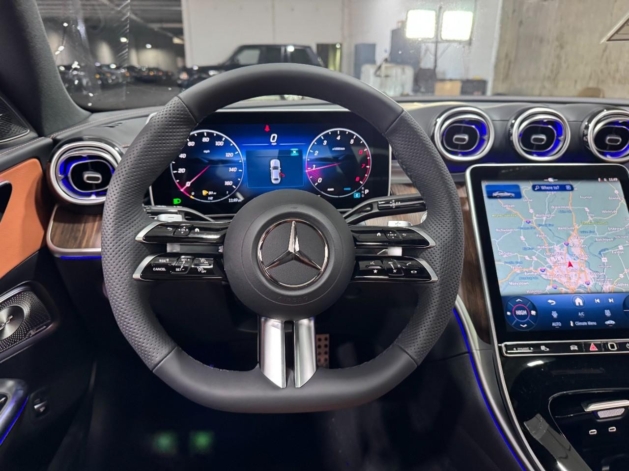 Mercedes-Benz C-Class Vehicle Full-screen Gallery Image 13