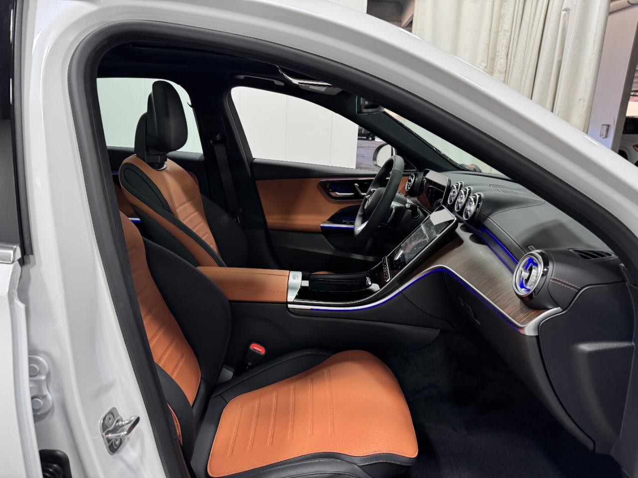 Mercedes-Benz C-Class Vehicle Full-screen Gallery Image 16