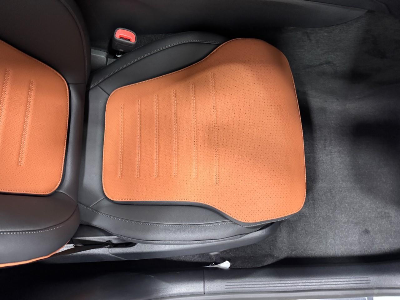 Mercedes-Benz C-Class Vehicle Full-screen Gallery Image 17