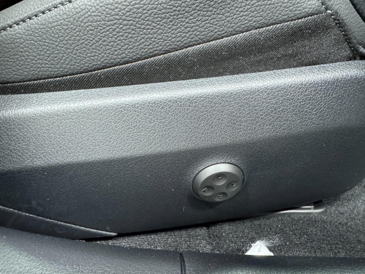 Mercedes-Benz C-Class Vehicle Full-screen Gallery Image 18