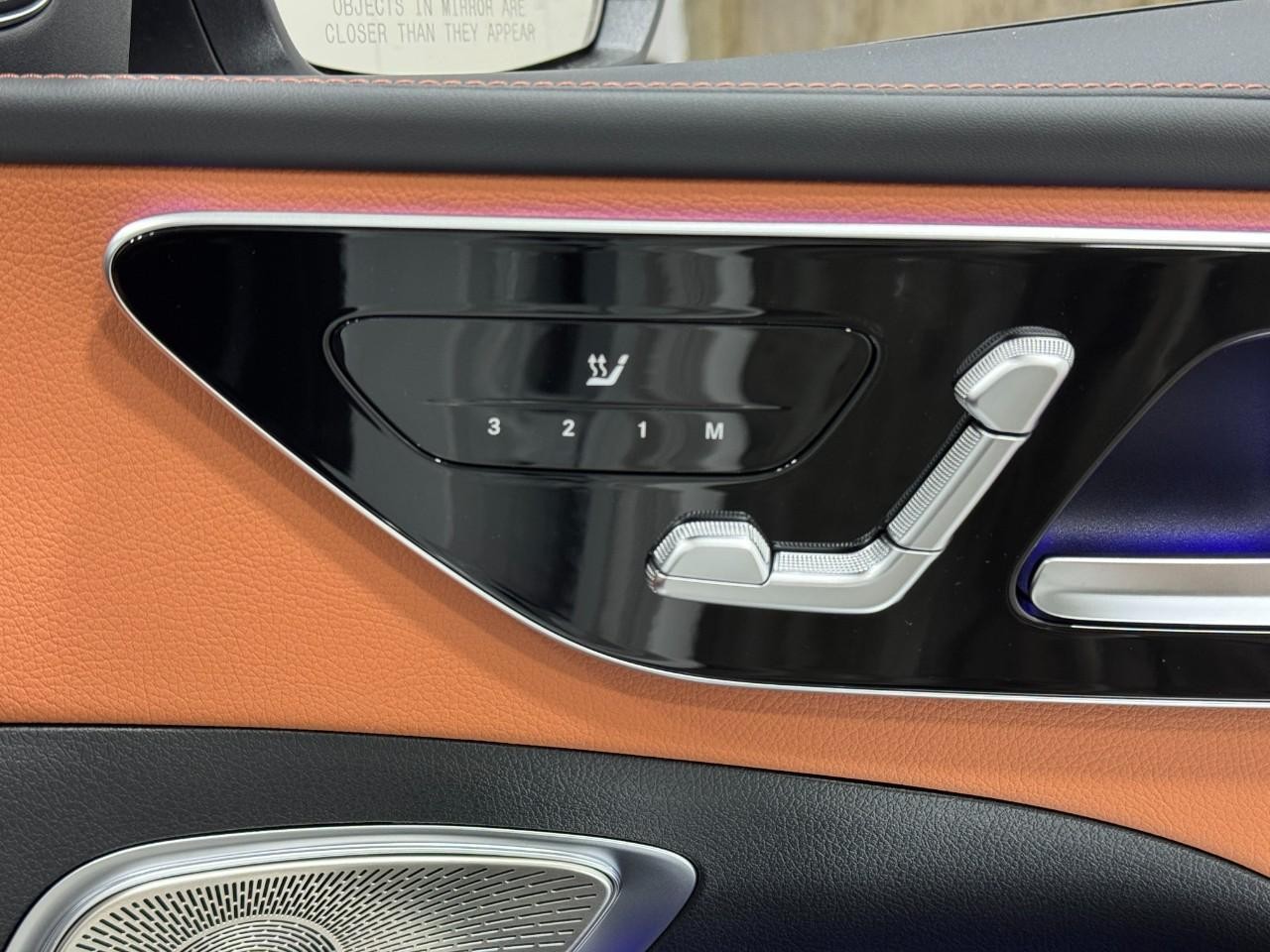 Mercedes-Benz C-Class Vehicle Full-screen Gallery Image 19