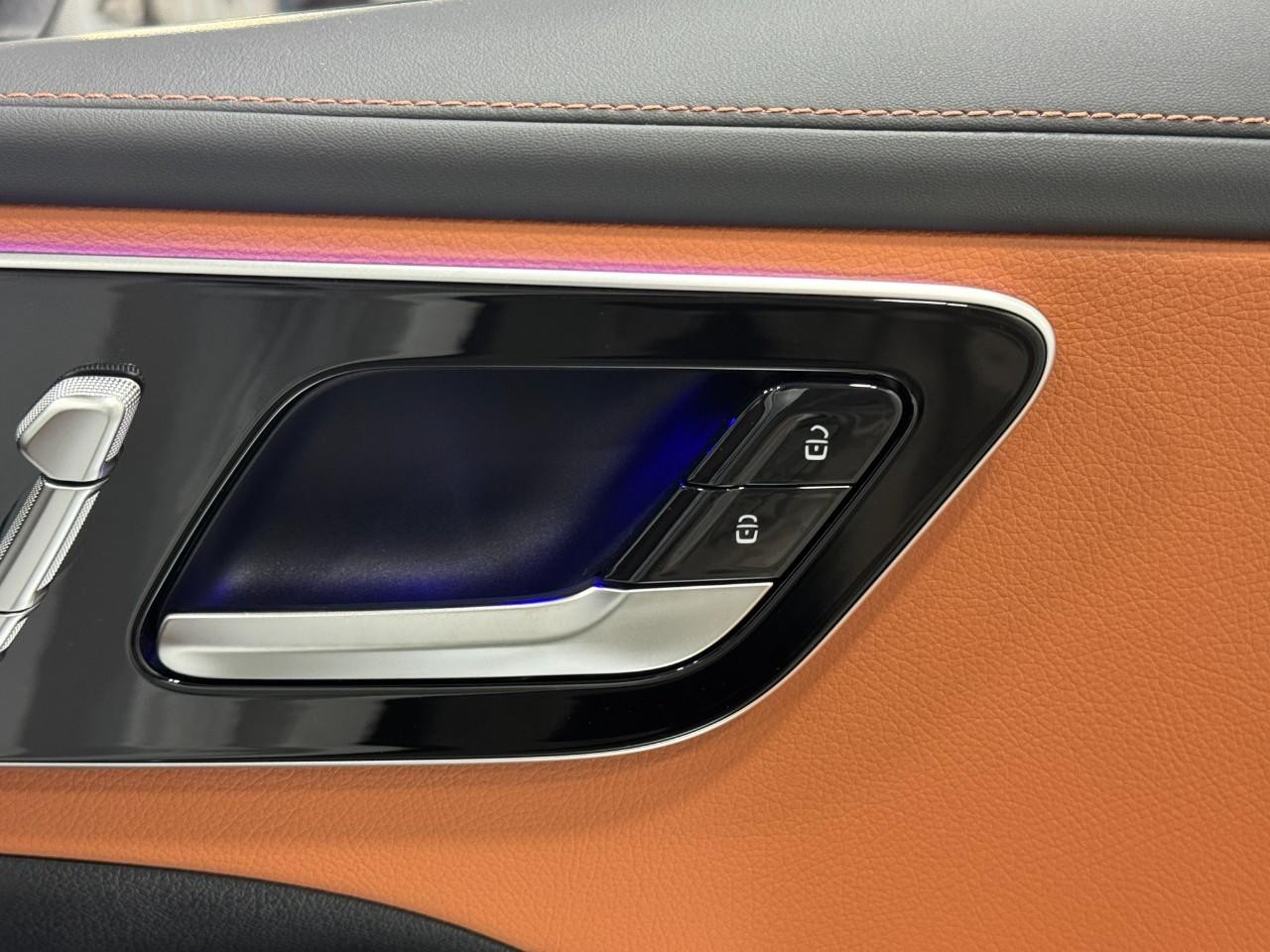 Mercedes-Benz C-Class Vehicle Full-screen Gallery Image 20