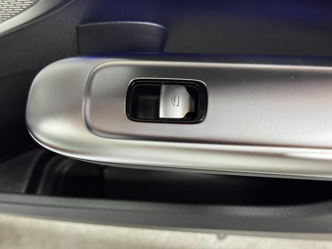 Mercedes-Benz C-Class Vehicle Full-screen Gallery Image 21