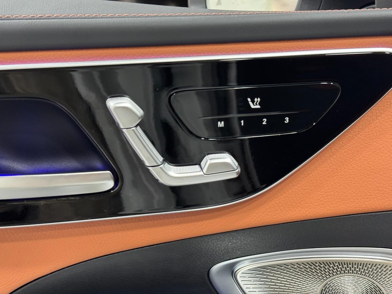 Mercedes-Benz C-Class Vehicle Full-screen Gallery Image 22