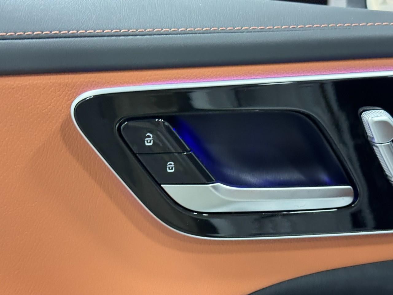 Mercedes-Benz C-Class Vehicle Full-screen Gallery Image 23