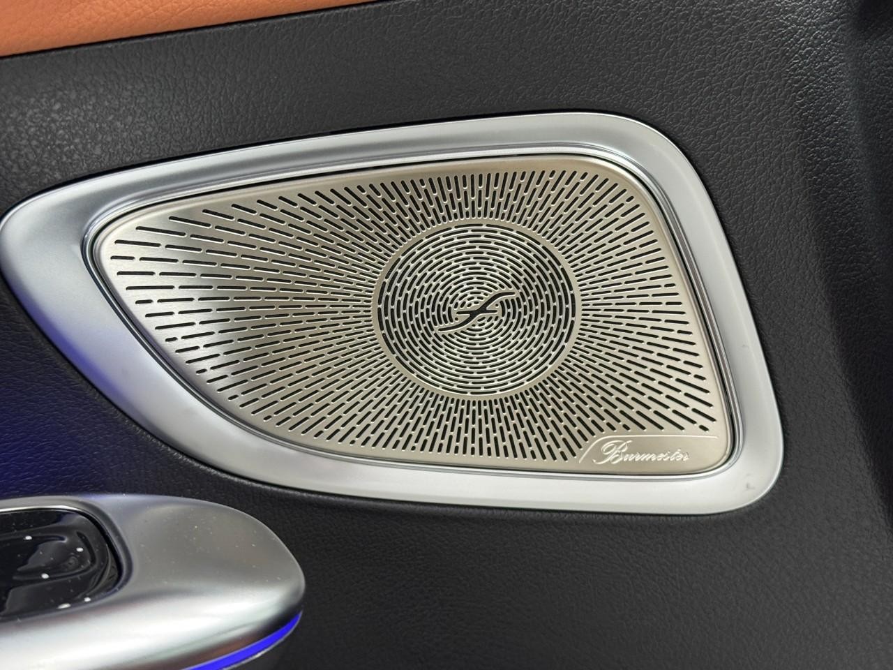 Mercedes-Benz C-Class Vehicle Full-screen Gallery Image 25