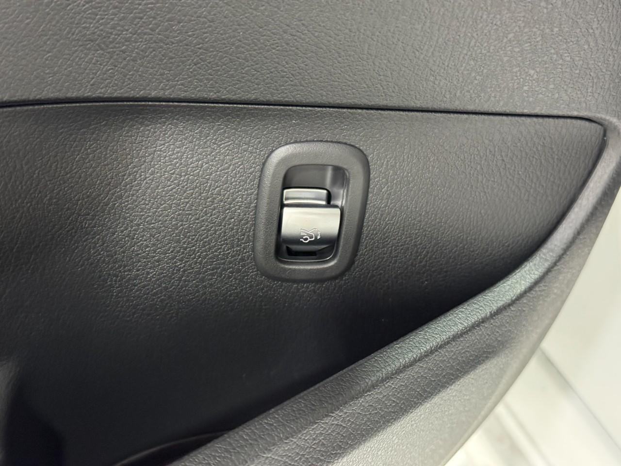 Mercedes-Benz C-Class Vehicle Full-screen Gallery Image 26