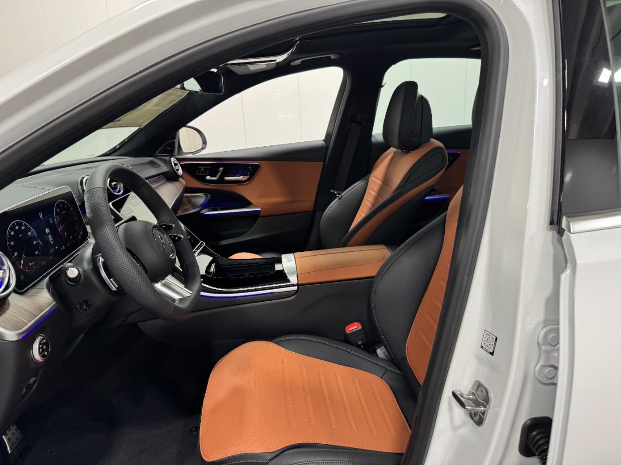 Mercedes-Benz C-Class Vehicle Full-screen Gallery Image 27