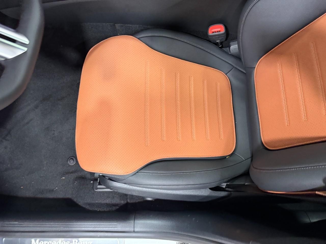 Mercedes-Benz C-Class Vehicle Full-screen Gallery Image 28