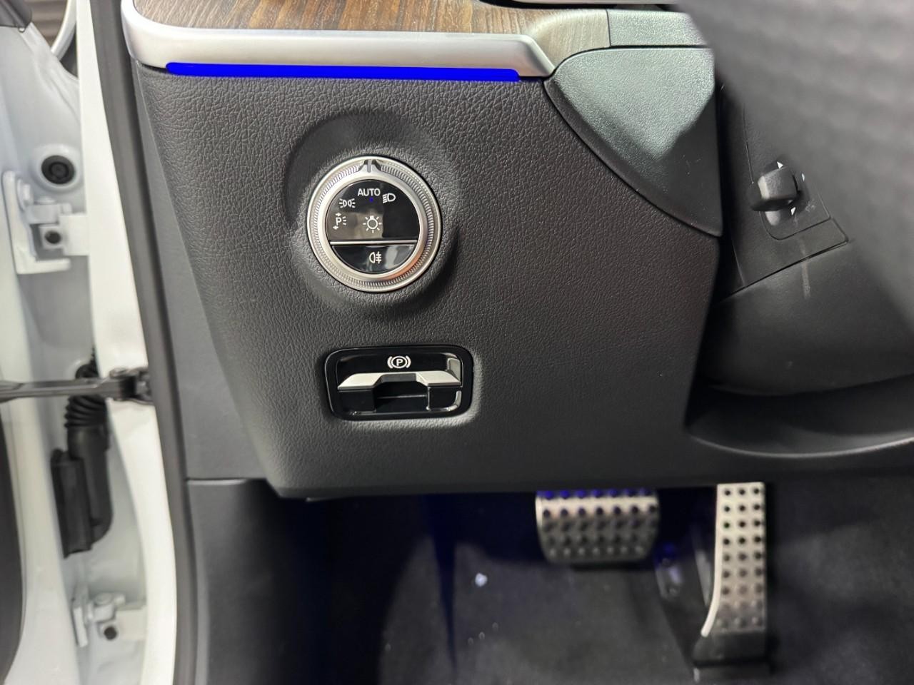 Mercedes-Benz C-Class Vehicle Full-screen Gallery Image 30