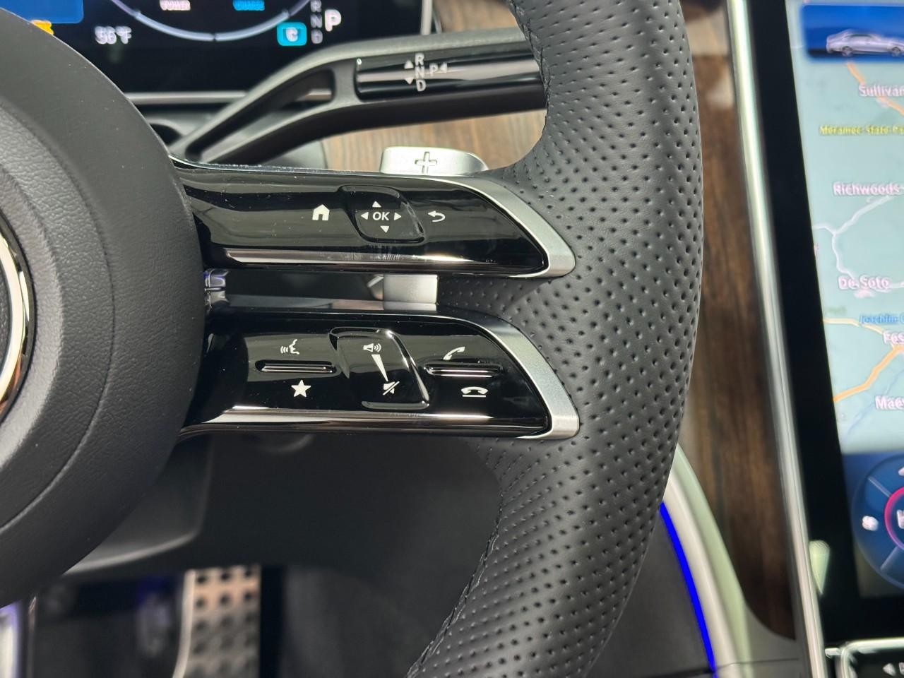 Mercedes-Benz C-Class Vehicle Full-screen Gallery Image 32