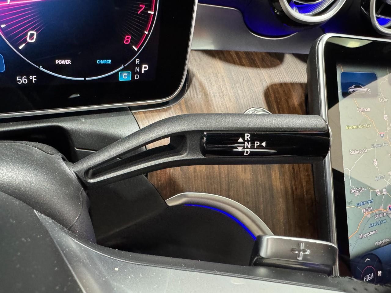 Mercedes-Benz C-Class Vehicle Full-screen Gallery Image 34