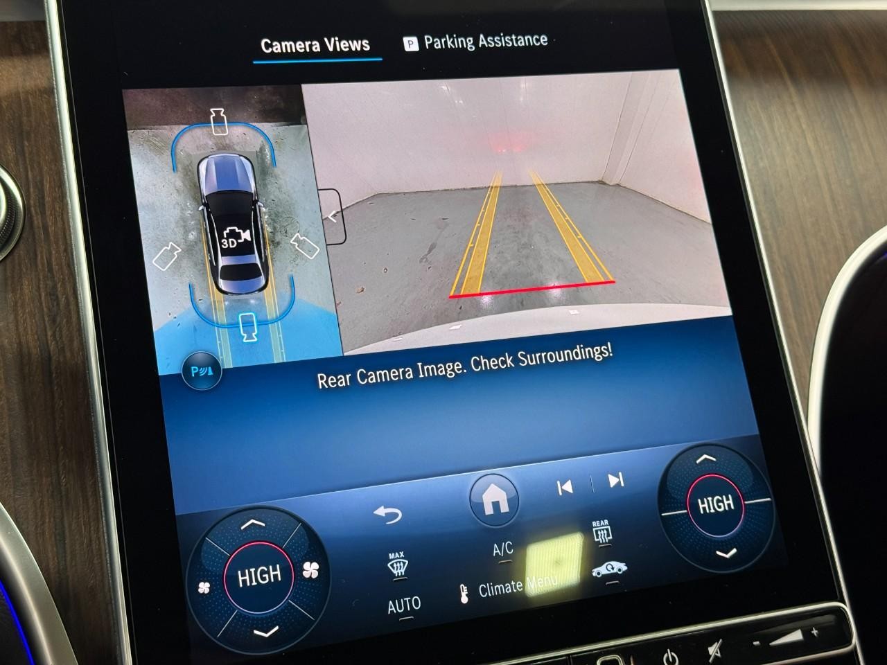 Mercedes-Benz C-Class Vehicle Full-screen Gallery Image 35