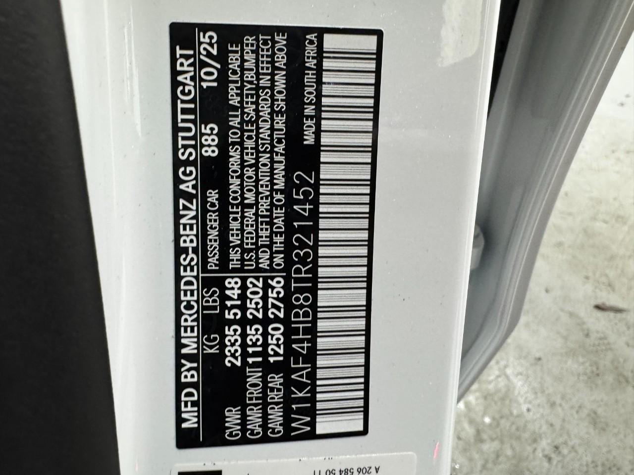 Mercedes-Benz C-Class Vehicle Full-screen Gallery Image 36