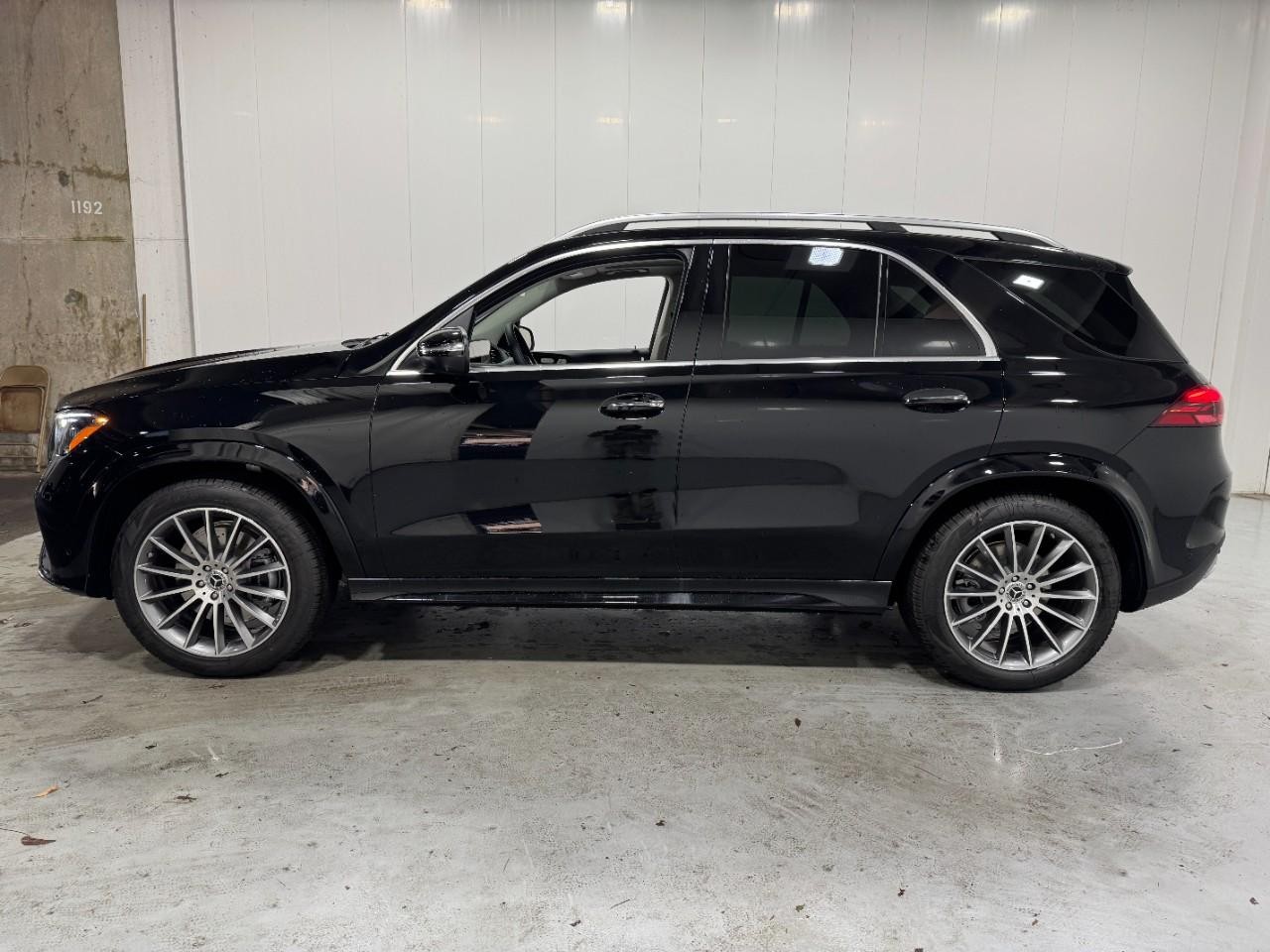 Mercedes-Benz GLE Vehicle Full-screen Gallery Image 2