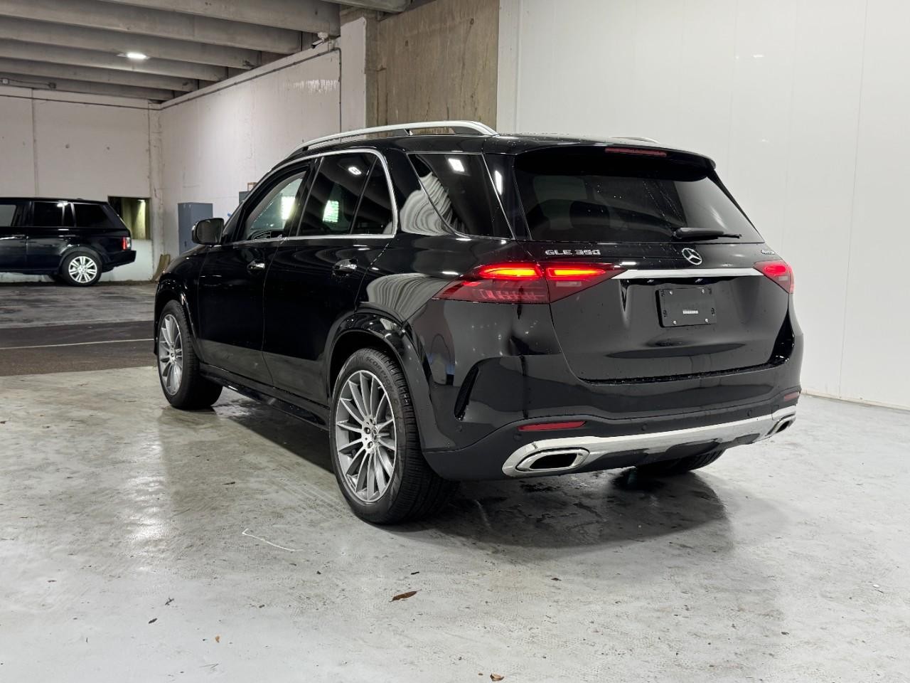 Mercedes-Benz GLE Vehicle Full-screen Gallery Image 3