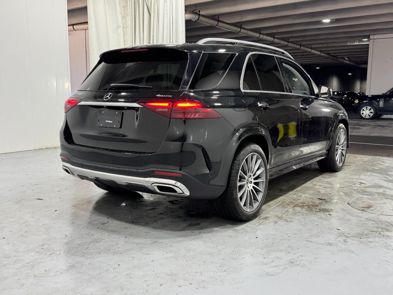 Mercedes-Benz GLE Vehicle Full-screen Gallery Image 4