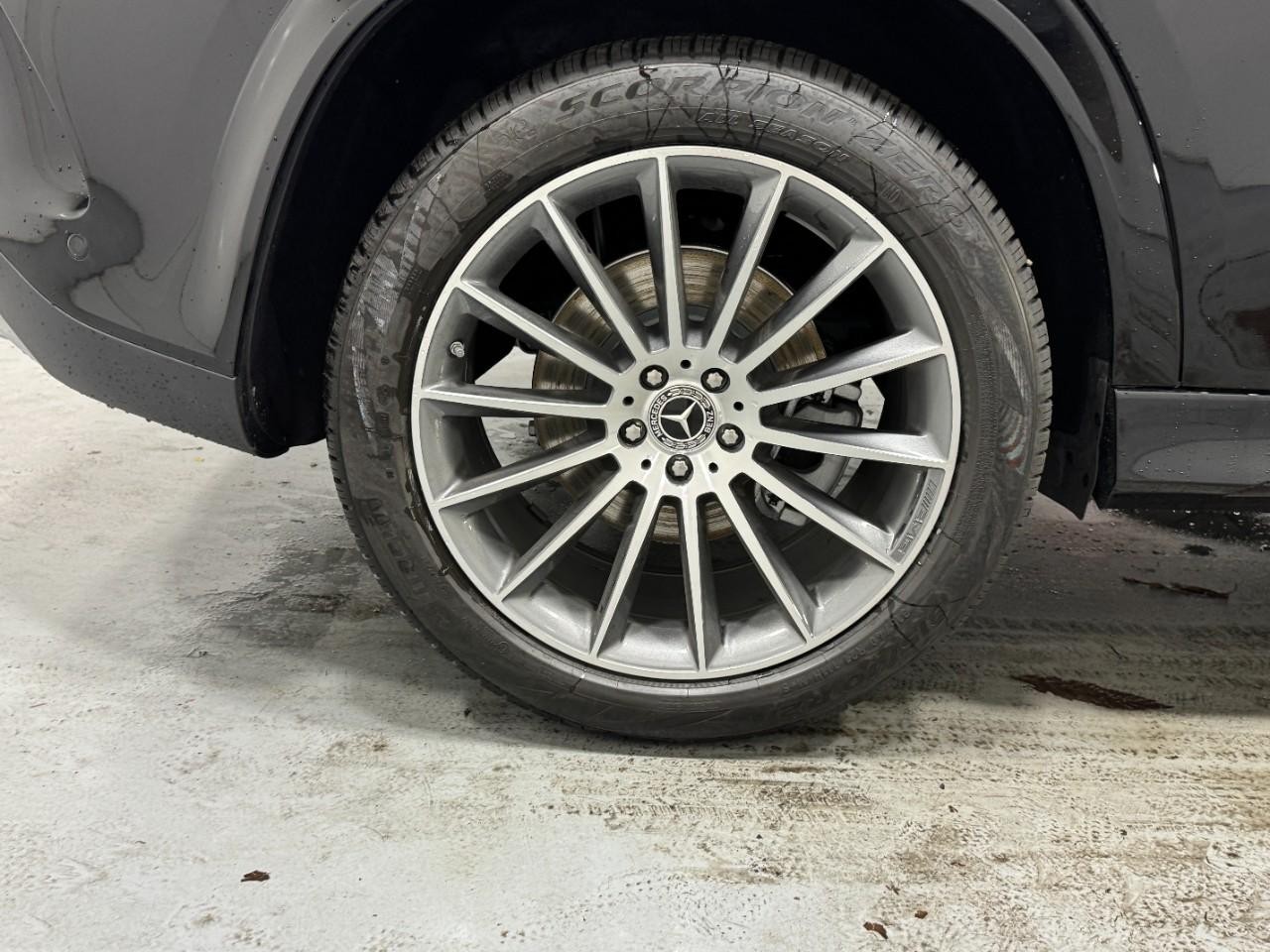 Mercedes-Benz GLE Vehicle Full-screen Gallery Image 5