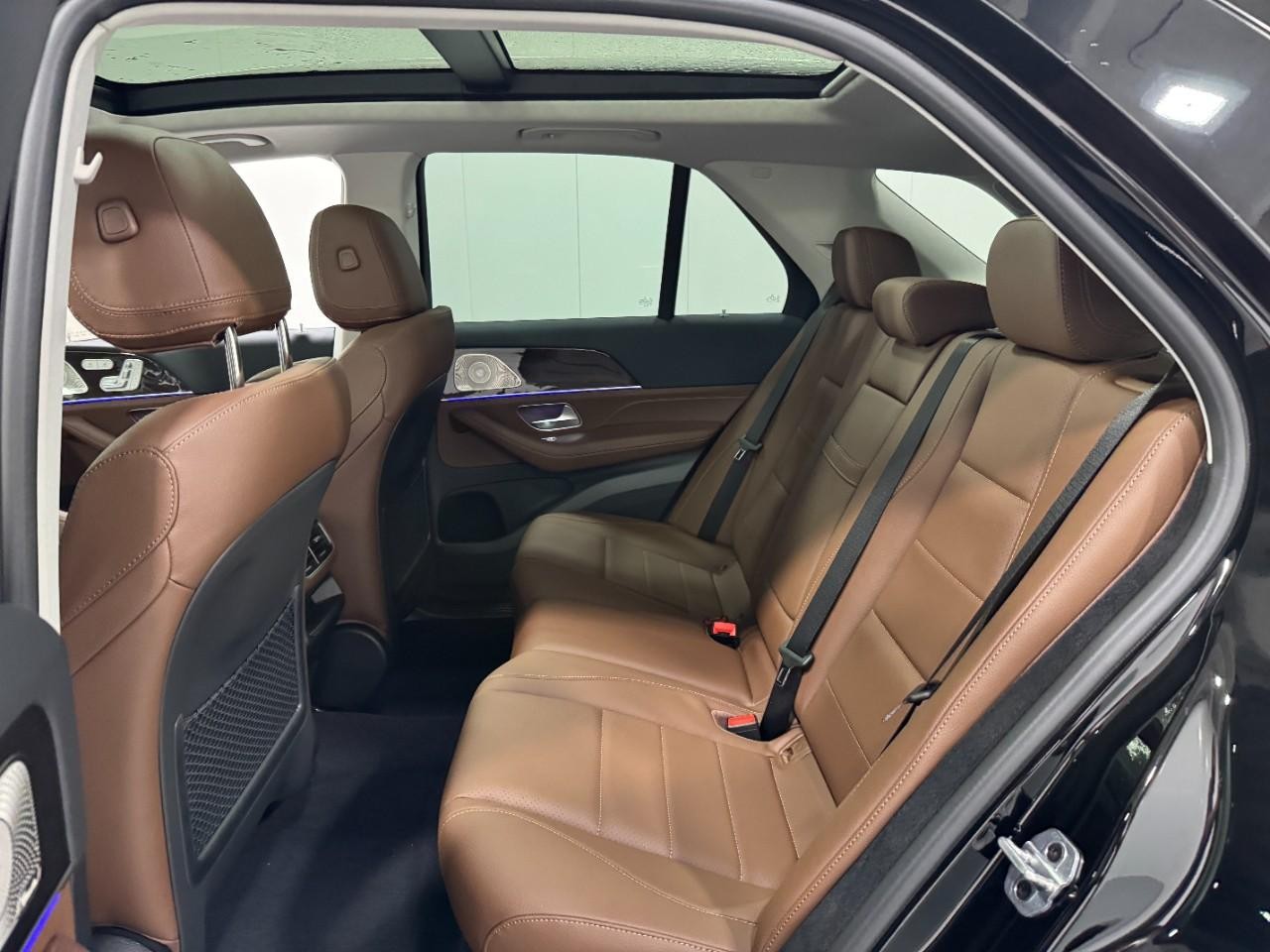 Mercedes-Benz GLE Vehicle Full-screen Gallery Image 8