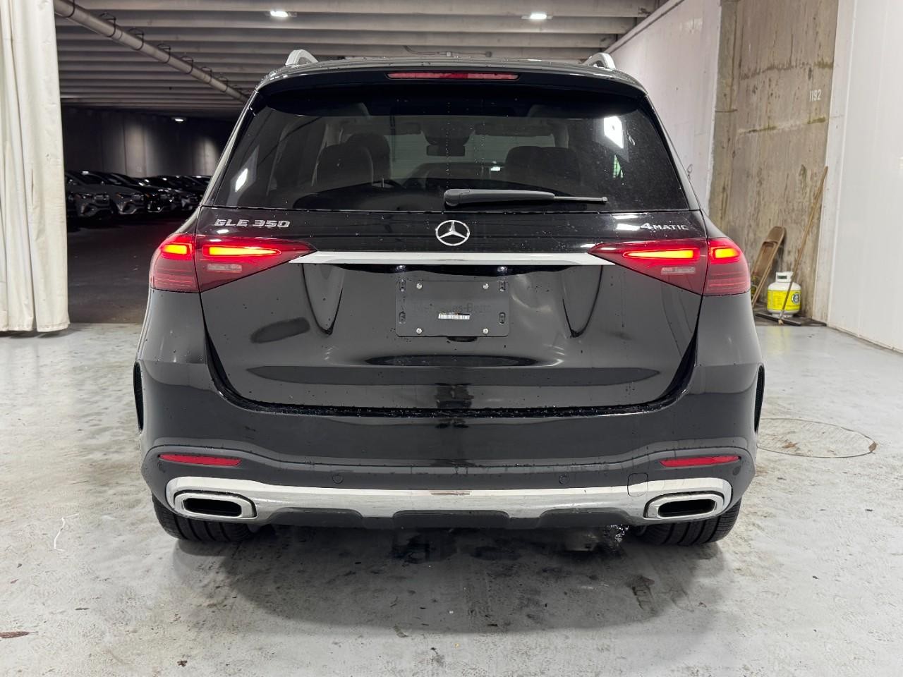 Mercedes-Benz GLE Vehicle Full-screen Gallery Image 9