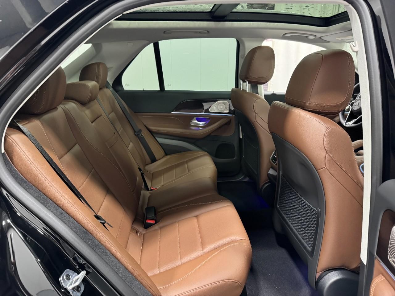 Mercedes-Benz GLE Vehicle Full-screen Gallery Image 10