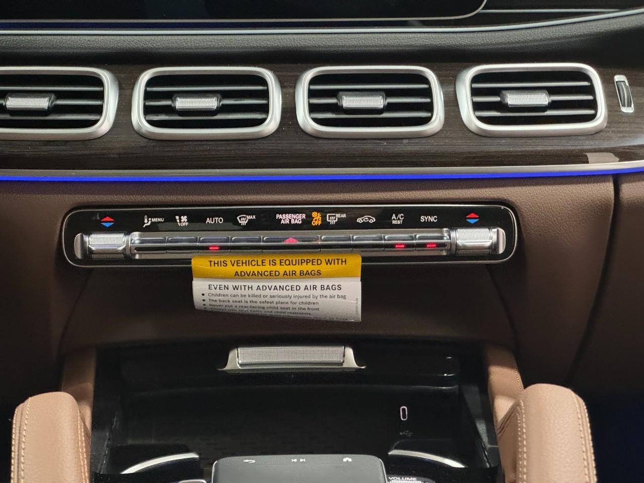 Mercedes-Benz GLE Vehicle Full-screen Gallery Image 15