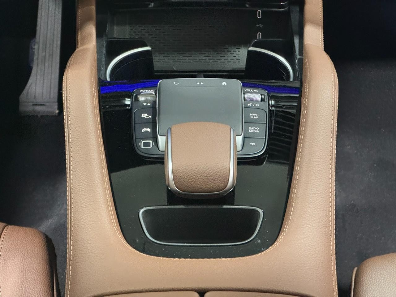 Mercedes-Benz GLE Vehicle Full-screen Gallery Image 16