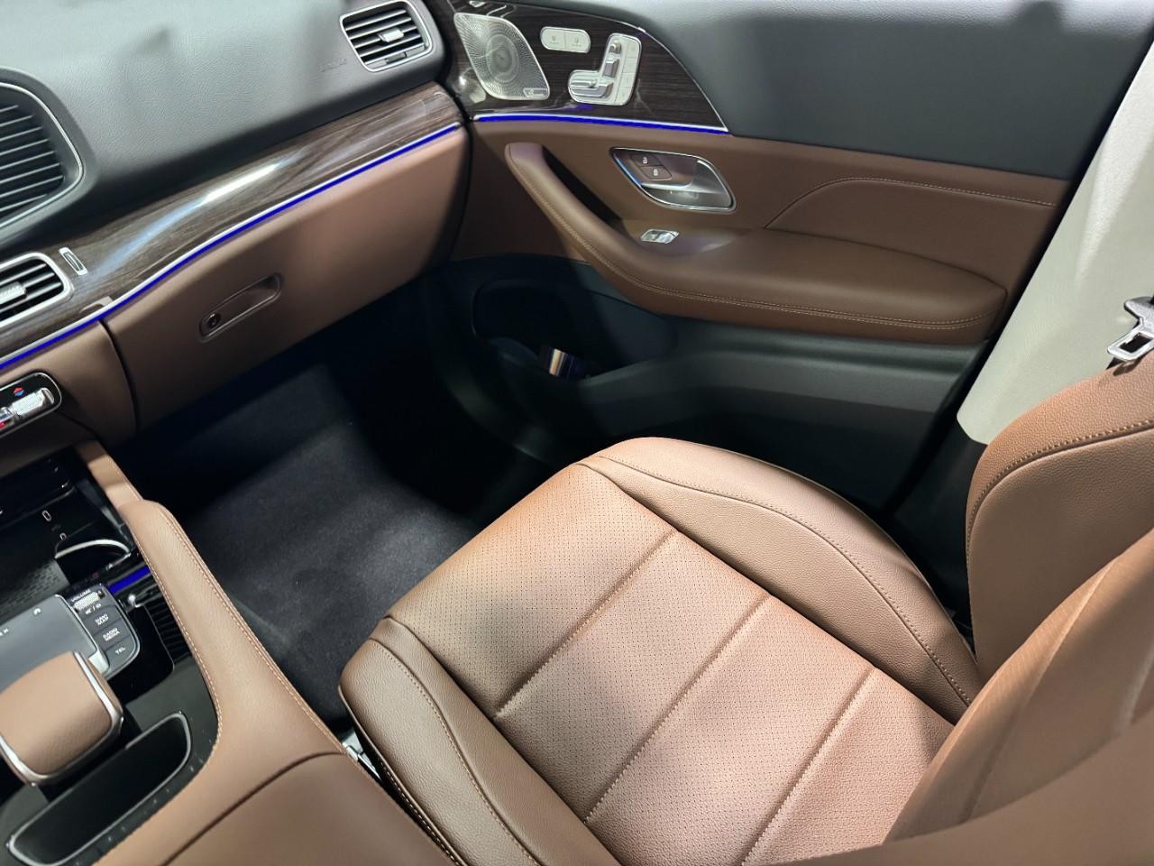 Mercedes-Benz GLE Vehicle Full-screen Gallery Image 17