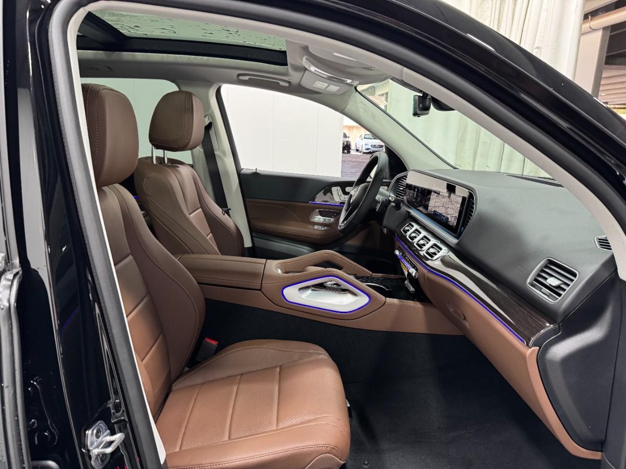 Mercedes-Benz GLE Vehicle Full-screen Gallery Image 18