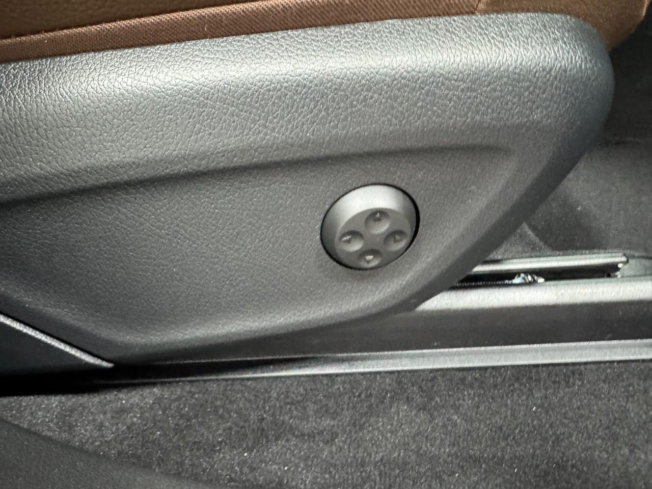 Mercedes-Benz GLE Vehicle Full-screen Gallery Image 20