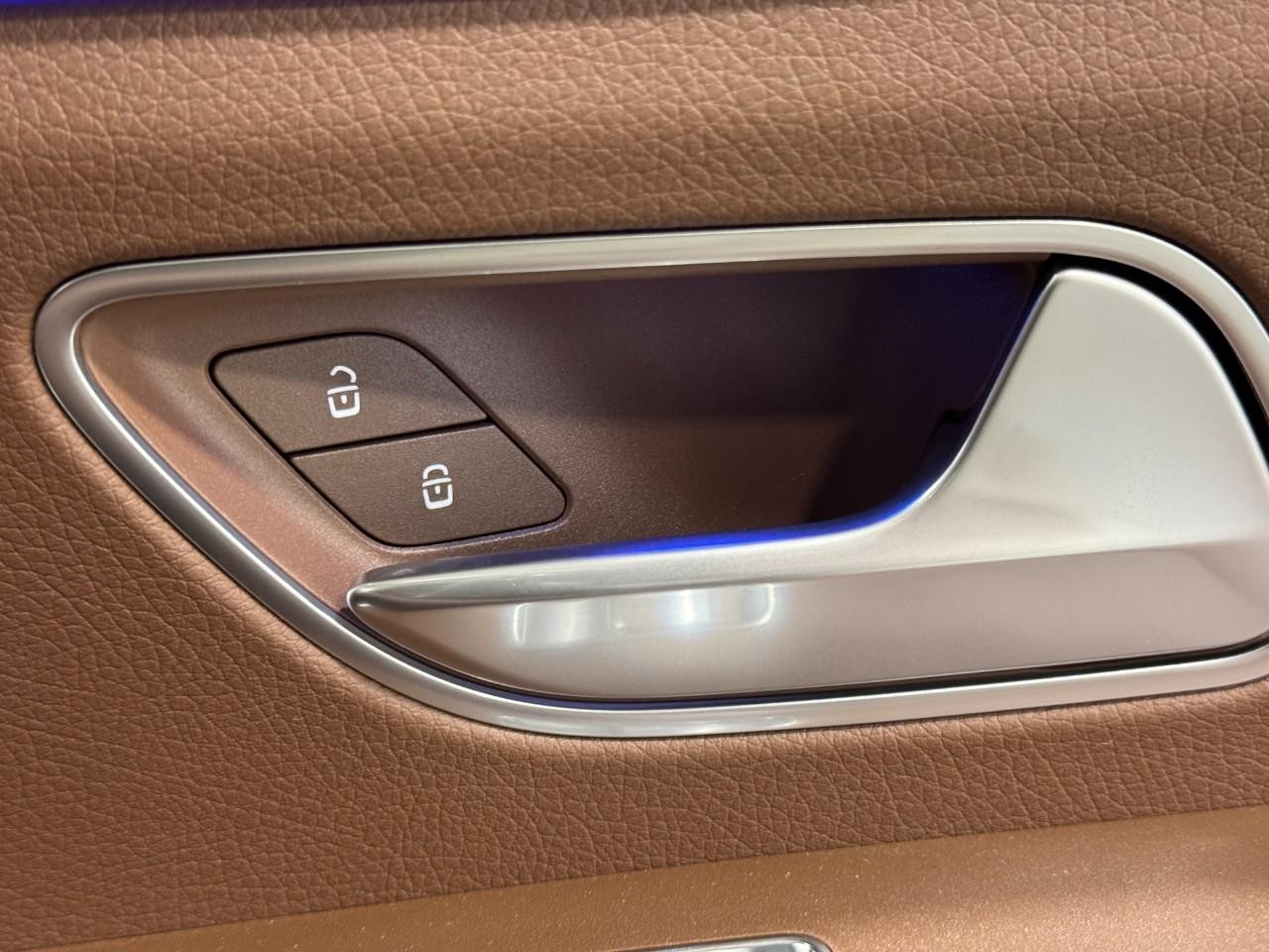 Mercedes-Benz GLE Vehicle Full-screen Gallery Image 22