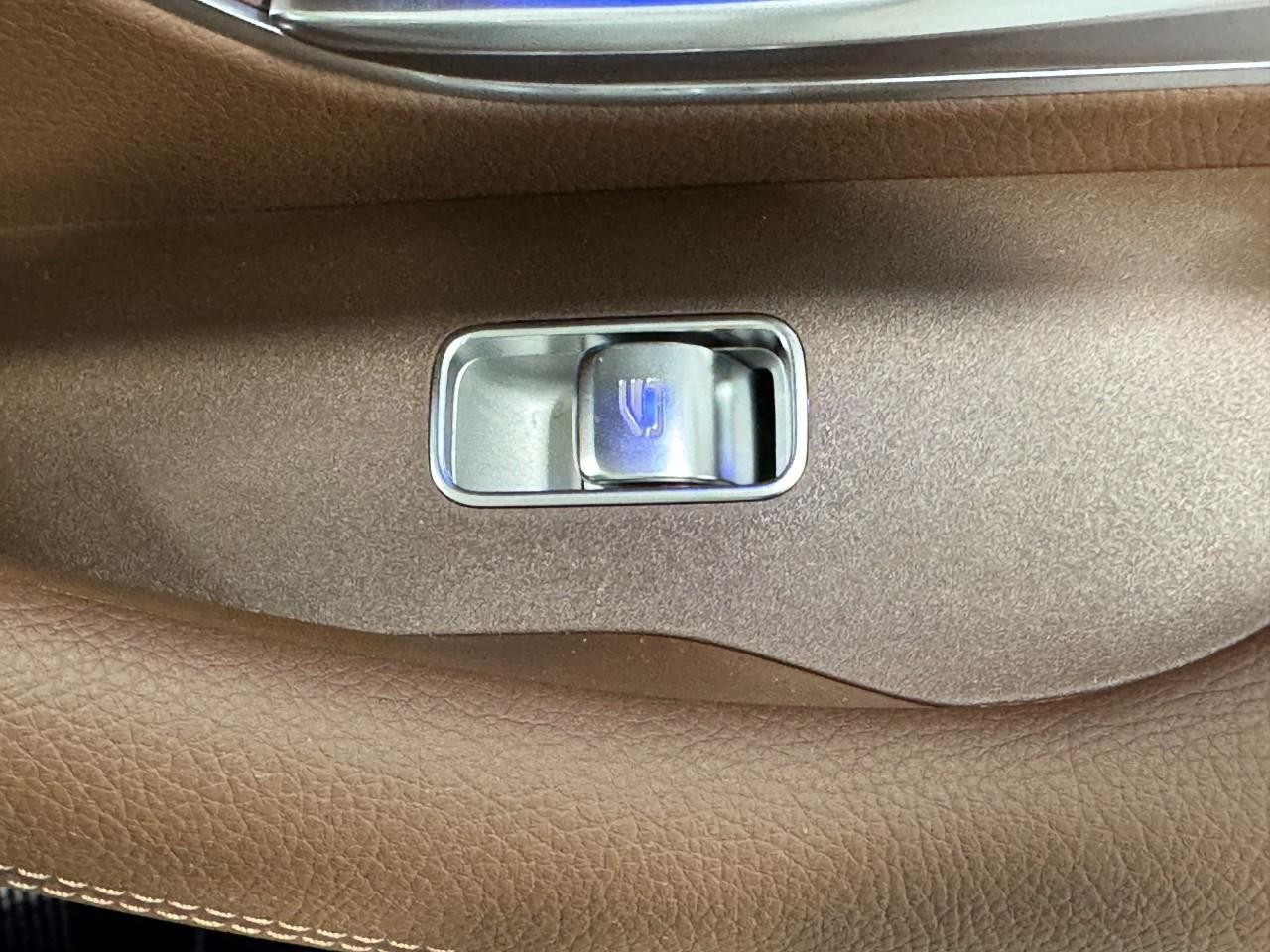 Mercedes-Benz GLE Vehicle Full-screen Gallery Image 23